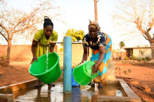 Women collect water in Malawi
