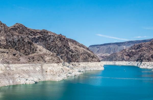 'Bathtub' rings show drop in the levels of Lake Mead